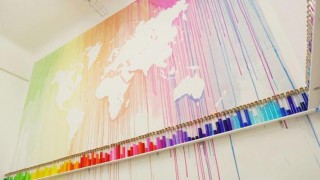 漸層色譜組成美麗的彩虹世界地圖